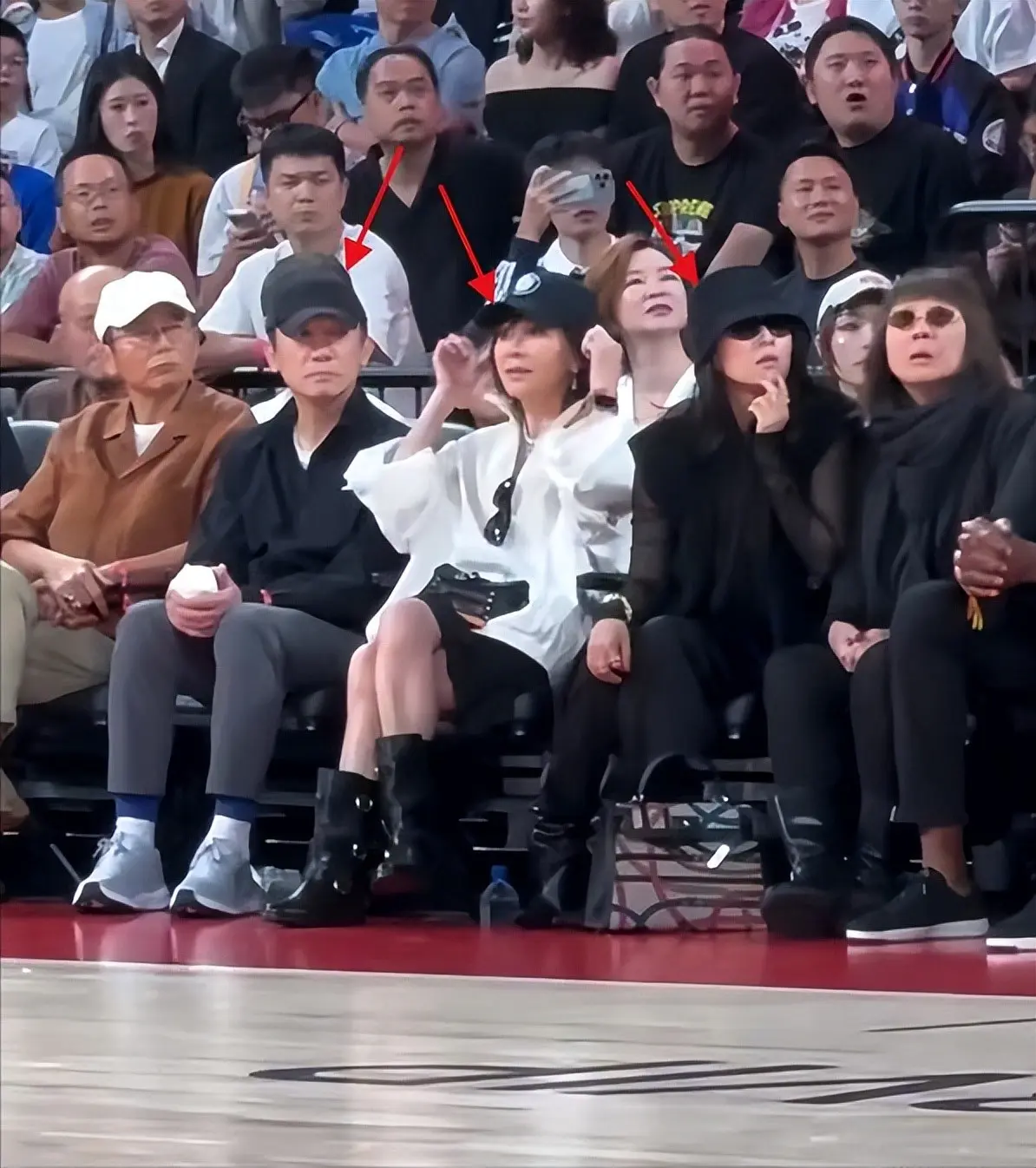 这波撞衫, div, 椅子上一坐