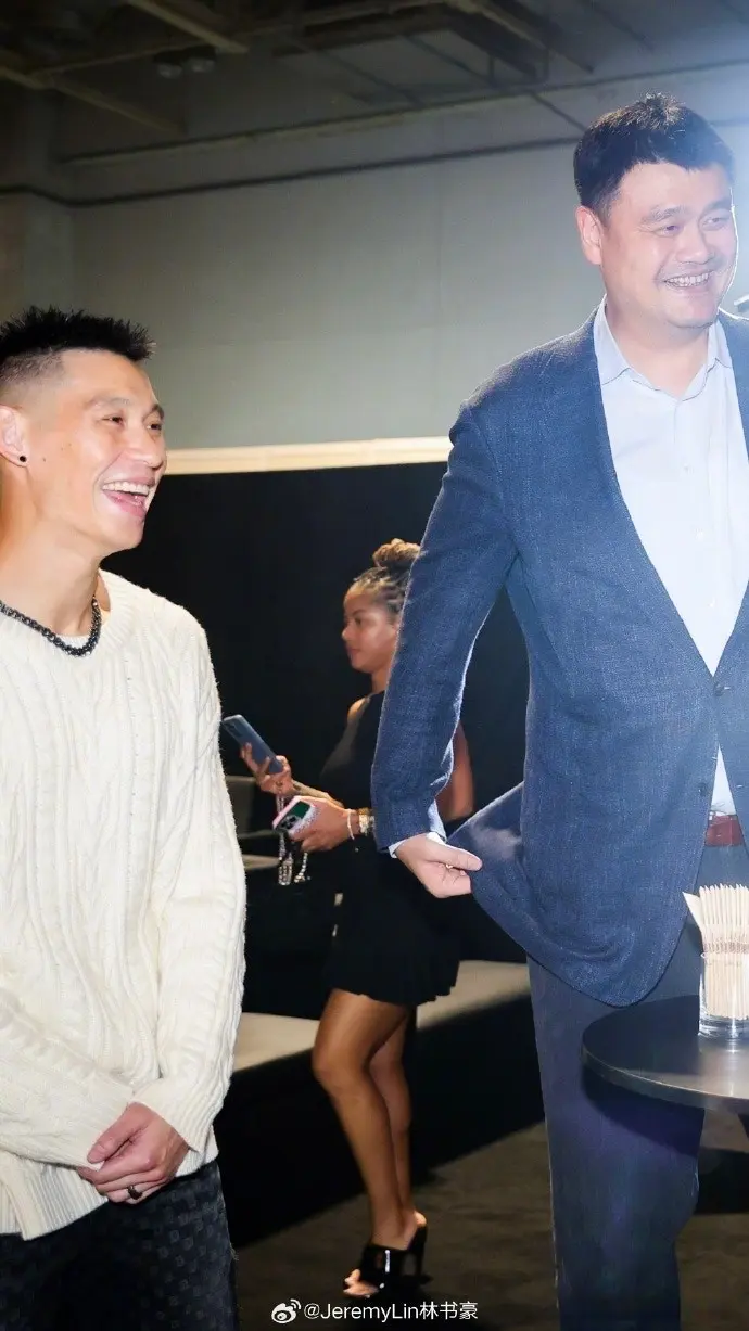 从体育跨界, 尔勾肩搭背